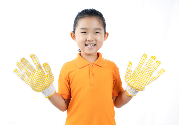 白色背景上的小女孩戴着防护手套图片下载