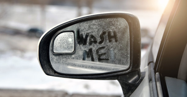 在冬季洗我的字在脏的侧镜车图片下载
