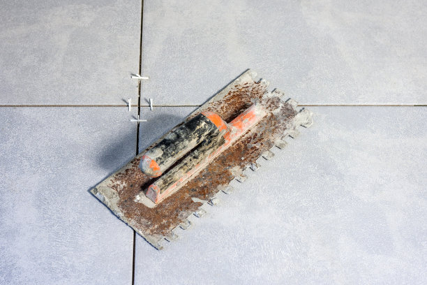 房屋改造和房屋建设根据一个新的概念。灰色地砖砌筑工程。图片下载