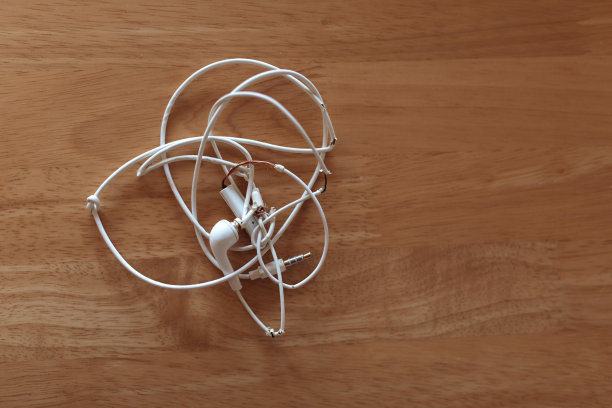 破碎和纠结的耳荚在木制背景与复制空间。图片下载