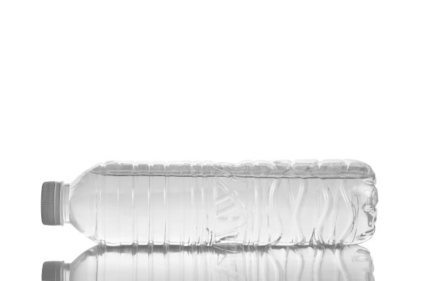 塑料瓶饮用水孤立在白色背景与剪切路径，对象和阴影图片下载