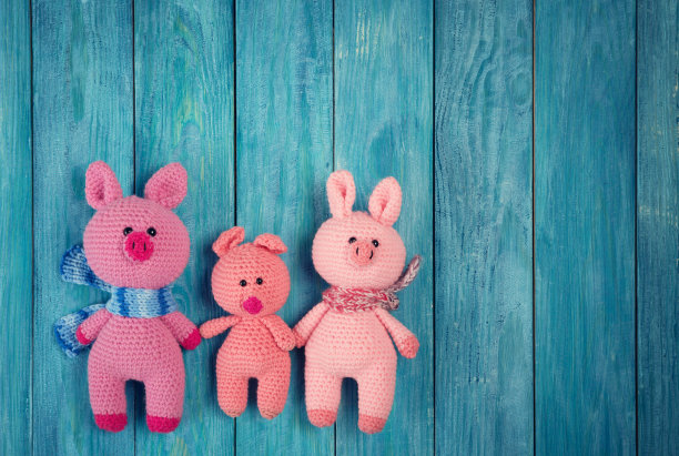 蓝色木制背景上的小猪一家图片下载