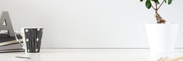 家庭办公室的桌子上。空白的灰色墙壁与复制空间。图片下载