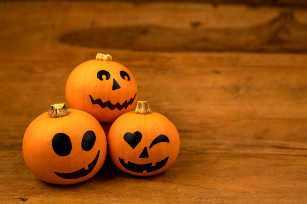 为了庆祝万圣节，画着脸的橙色小南瓜图片下载