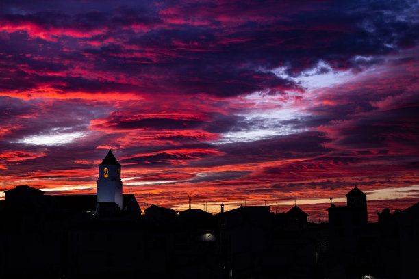 小镇的剪影。图片下载