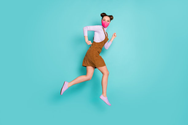 全身的个人资料照片迷人的女士跑街社交距离避免人们穿时髦的粉色面具迷你棕色衣服紫色鞋子毛衣两个包子孤立的蓝绿色背景图片下载