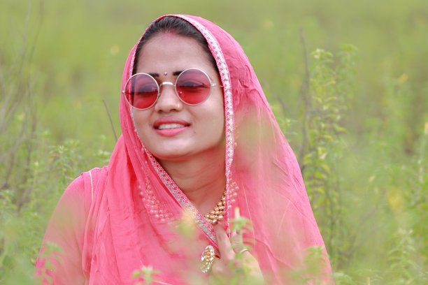 根据她所在的社区，一位美丽的印度名人戴着面纱图片下载