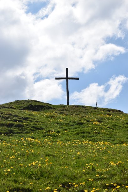 2020年5月17日，在瑞士弗卢姆瑟堡的一座小山上的圣十字图片下载
