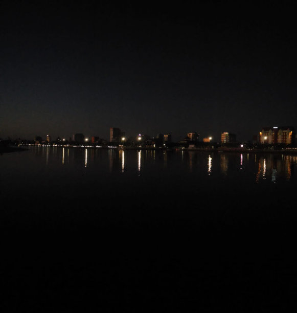 2020年9月24日晚上8点30分，印度尼西亚望加锡市的洛萨里海滩图片下载