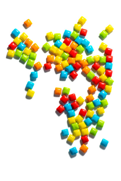 糖果。彩色糖果，糖块，口香糖在一个白色孤立的背景顶视图框架复制空间与对比阴影。广告标签设计元素。全景深。图片下载