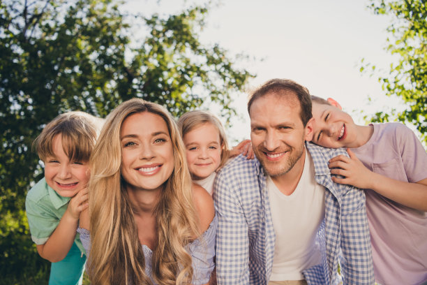 全大家庭的照片，五人，恋人夫妇，三个小孩，牙齿灿烂灿烂的微笑，拥抱等待新鲜的空气，享受活跃的休闲，绿色的花园，家，公园，后院，户外图片下载