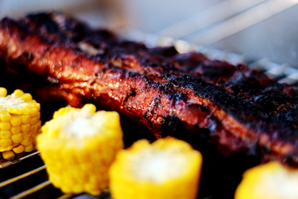 烧烤排骨和玉米-选择焦点，近距离图片下载