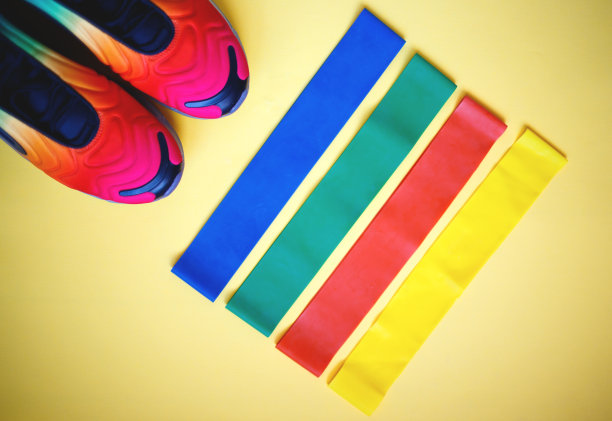 运动配件:运动鞋和健身松紧带图片下载