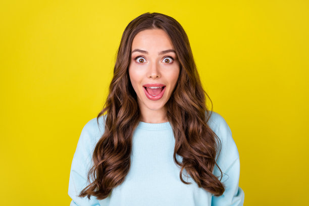 萌疯的年轻女孩的照片张着嘴盯着震惊的看发现巨大的折扣家政设备商场穿蓝色套衫孤立的充满活力的黄色背景图片下载