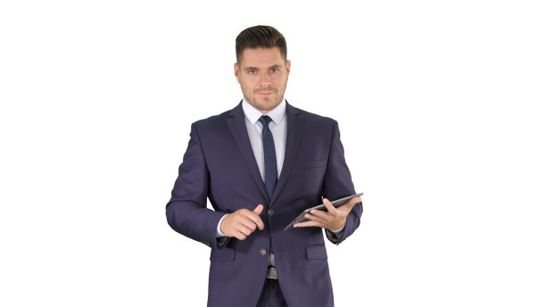 一个商人在他的平板电脑上行走并滑动页面，看着相机在白色背景上呈现一些东西图片下载