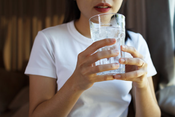 近距离的女性喝一杯水。卫生保健的概念图片下载