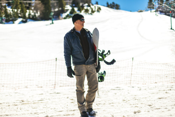 成熟的男性滑雪板加利福尼亚冬季雪活动大熊湖和滑雪区图片下载