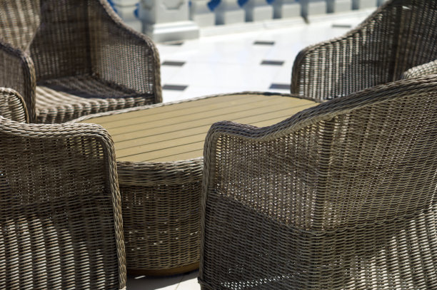 院子里摆着柳条椅图片下载