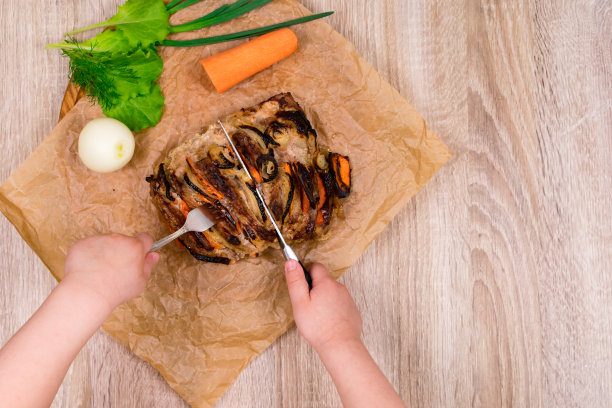 切片猪肉和蔬菜放在烤箱里。儿童手割伤图片下载