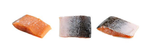 大块冷冻三文鱼片，白色背景图片下载