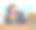 一个女孩在客厅弹吉他的场景图片下载