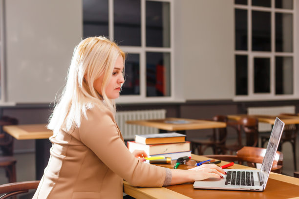 空教室里的年轻老师图片下载