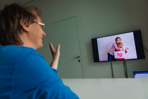 父亲在网上通话时从孩子们手中接过礼物图片下载