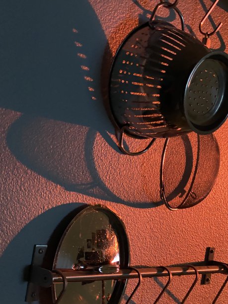 夕阳映在炊具上图片下载