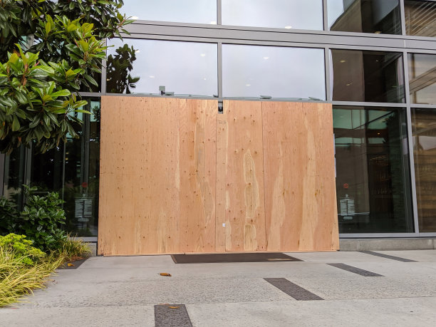 在抗议和骚乱期间，市中心一栋建筑的门窗被用木板封住图片下载