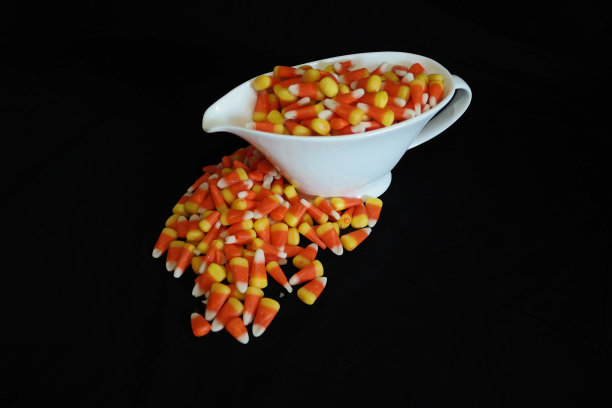 船形卤肉盘里的玉米糖图片下载