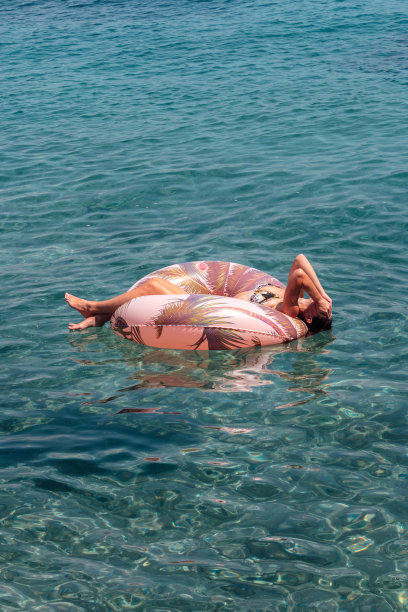 女子在充气环上晒太阳图片下载