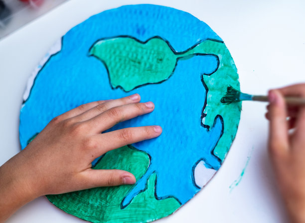 近距离人类的手给地球上色图片下载