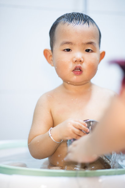 小男孩在洗澡图片下载