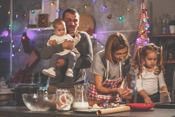 一家人在一起做饭图片下载