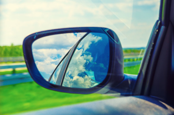 汽车侧视镜中的风景图片下载