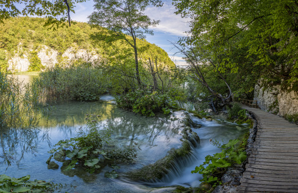 克罗地亚Plitvice湖国家公园白天长时间曝光的瀑布图片图片下载