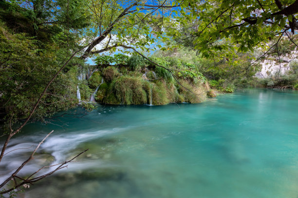 克罗地亚Plitvice湖国家公园白天长时间曝光的瀑布图片图片下载