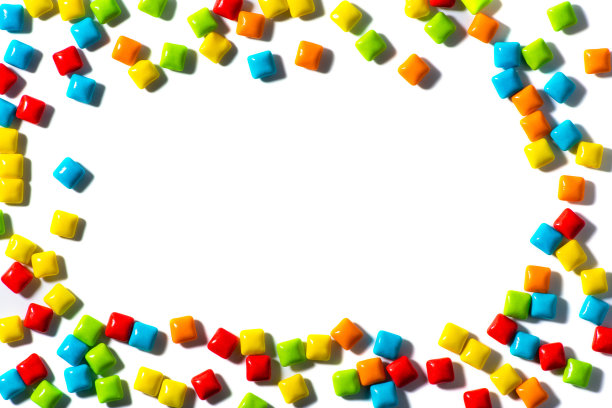 糖果。彩色糖果框架上的白色背景顶视图框架拷贝空间。口香糖和糖霜都散了。中间为文本留出空间。广告标签设计元素。图片下载