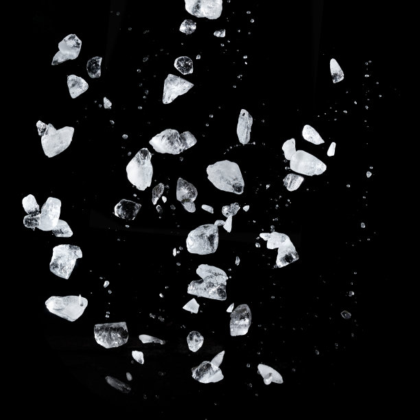 冰孤立地落在黑色背景上图片下载
