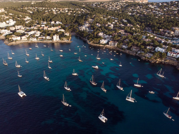 无人机在地中海拍摄的帆船照片图片下载