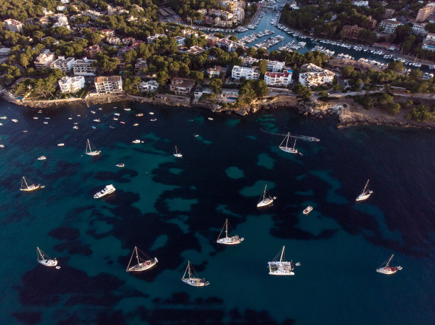 无人机在地中海拍摄的帆船照片图片下载