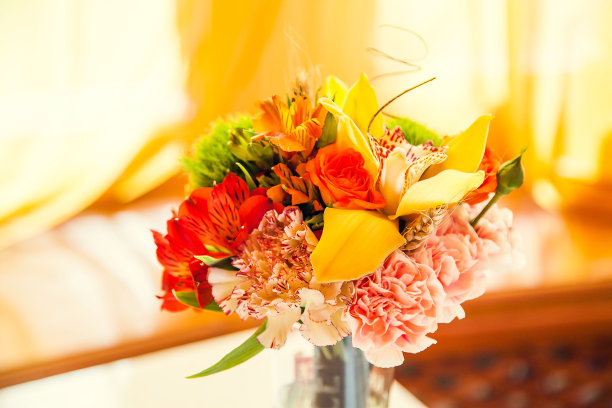 秋天的花束装饰着餐厅的节日餐桌图片下载