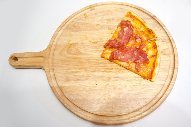把意大利辣香肠披萨切片放在木盘上图片下载