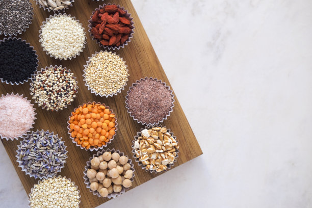 白色的餐桌上摆满了各种各样的超级食物图片下载