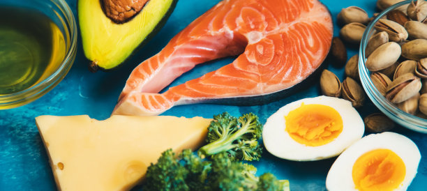 生酮饮食，蓝色背景的食物。有选择性的重点图片下载
