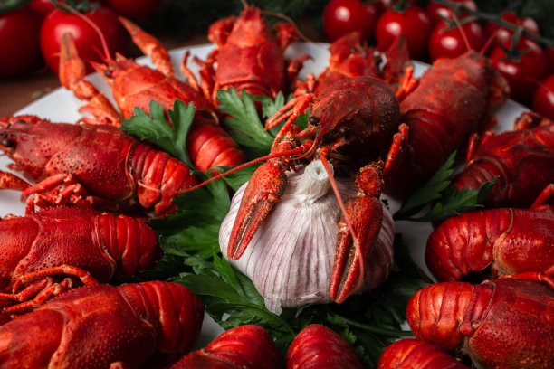 煮熟的小龙虾放在盘子里。Herb-flavored小龙虾图片下载