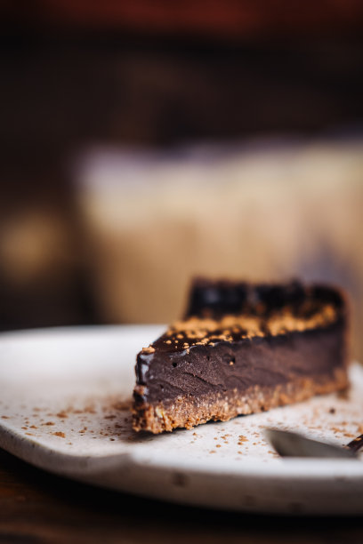 一片生纯素黑巧克力蛋糕图片下载