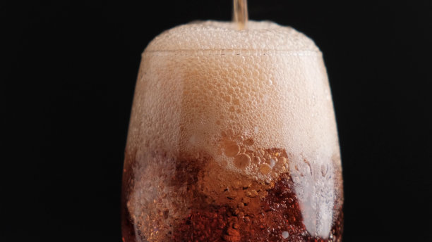 苏打水加冰的黑色背景特写图片下载
