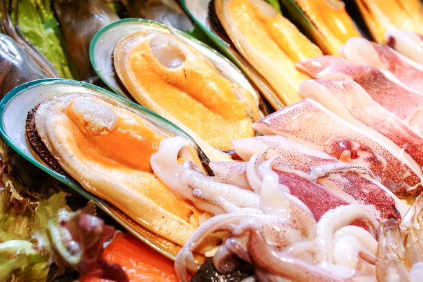 海鲜盘子里的巨大贻贝图片下载