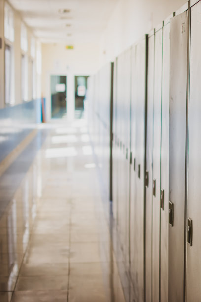 新冠肺炎(冠状病毒)期间关闭的高中或大学的空旷走廊。模糊的储物柜进入了寂寞的走廊。图片下载